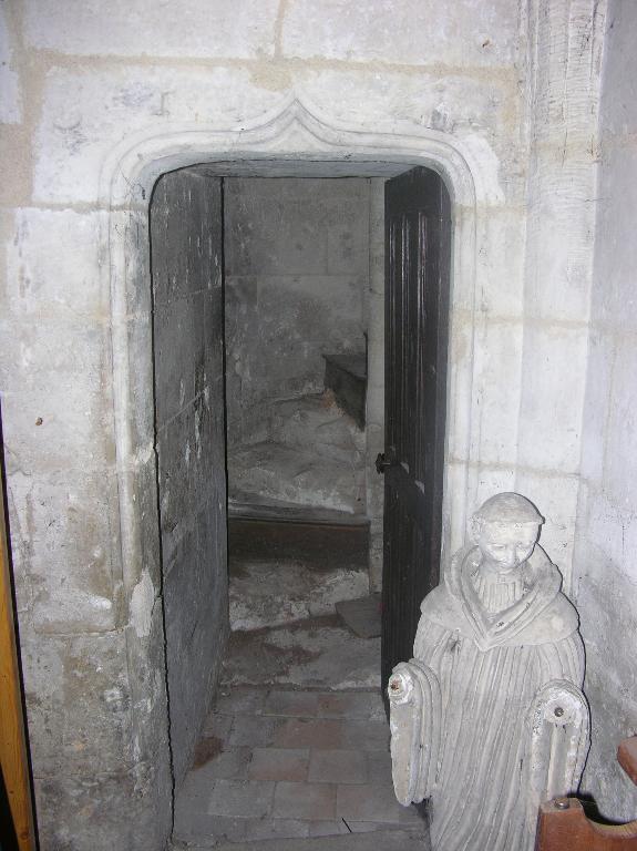 Bas-côté nord, intérieur, vue de détail de la porte de l'escalier (2013).