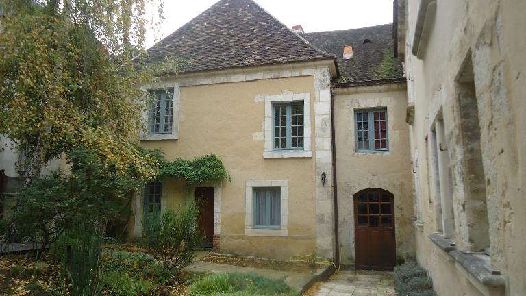 Maison dite la Croix d'or, prieuré de bénédictines Notre-Dame de Nazareth, auberge de Nazareth, actuellement ensemble de 6 maisons (rue Sully)