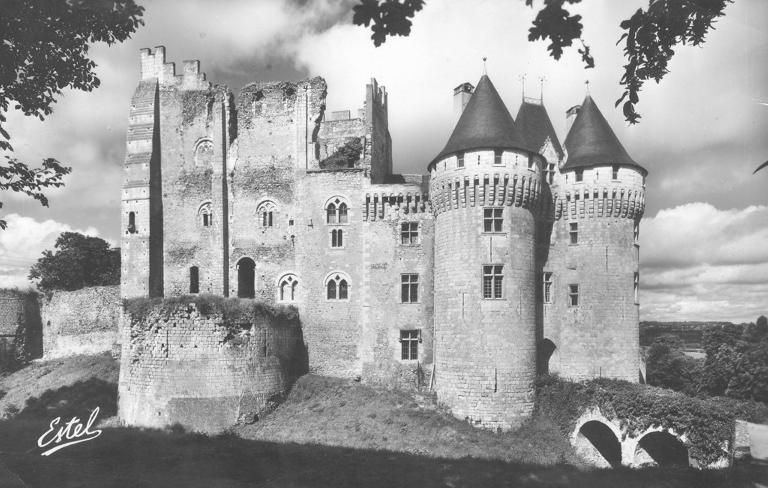 Château Saint-Jean, vue du sud-ouest (milieu 20e siècle). ; Château Saint-Jean, vue de l'est (milieu 20e siècle). ; Château Saint-Jean, vue de l'est (milieu 20e siècle). (Musée-Château Saint-Jean, Nogent-le-Rotrou). 