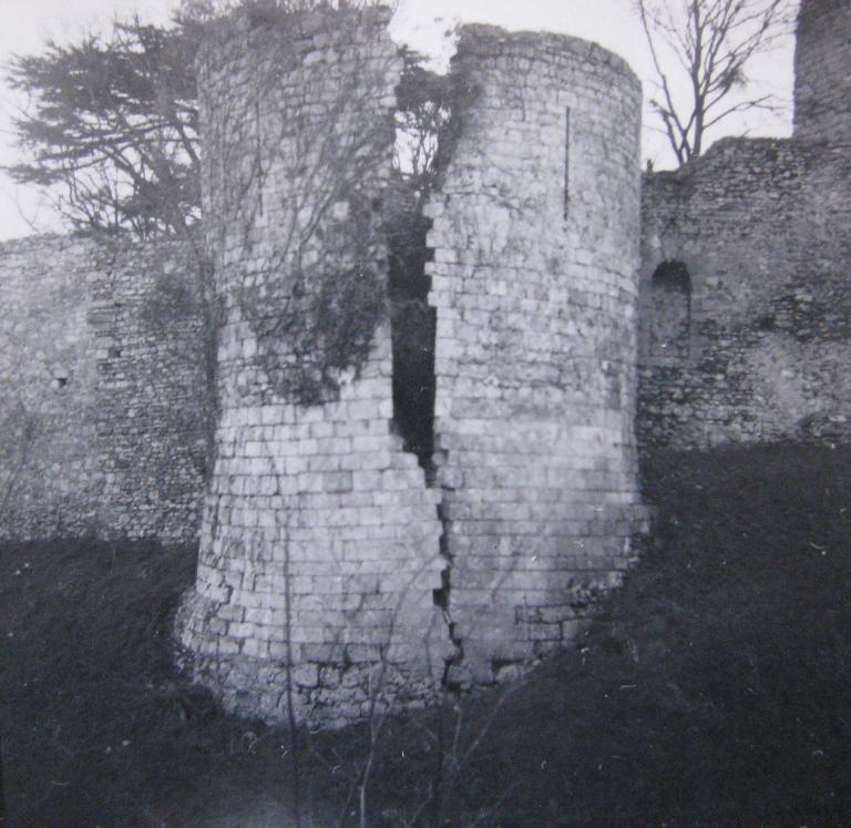 Tour de Montoucet, vue du nord-est (vers 1948). (Médiathèque de l'Architecture et du Patrimoine. Fonds Trouvelot). 