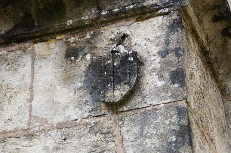 Choeur, chapelle axiale, détail du contrefort, blason de Jacques d'Amboise.