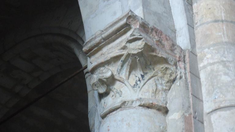 Choeur, abside, travées droites, élévation intérieure, détail chapiteau.