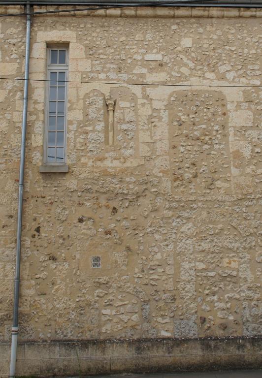 Aile ouest, détail, face ouest, vestiges de baies géminées.