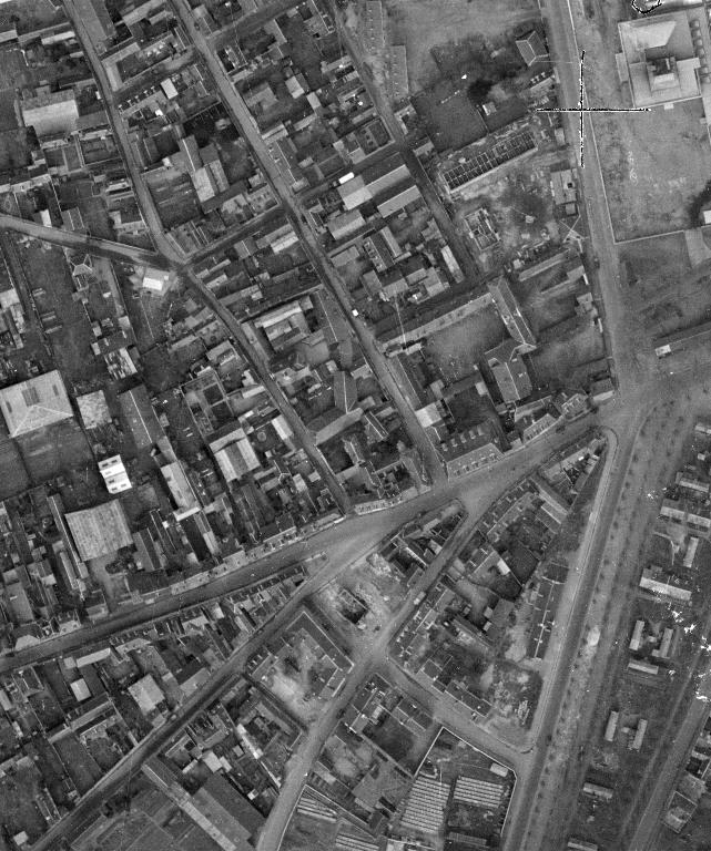 Vue aérienne verticale prise en 1955 : les destructions du bâti place Sainte-Anne (IGN - Géoportail).