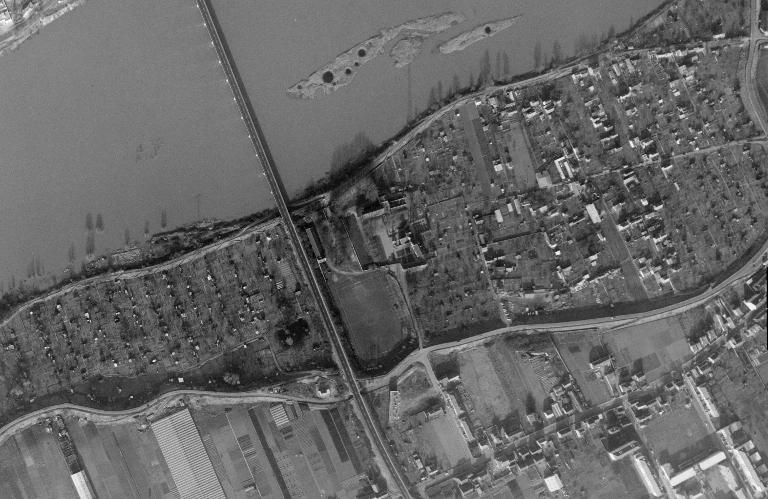 Vue aérienne verticale prise en 1966 (IGN - Géoportail) ; Saint-Cosme en 1966 : anciennes exploitation agricoles et jardins familiaux.