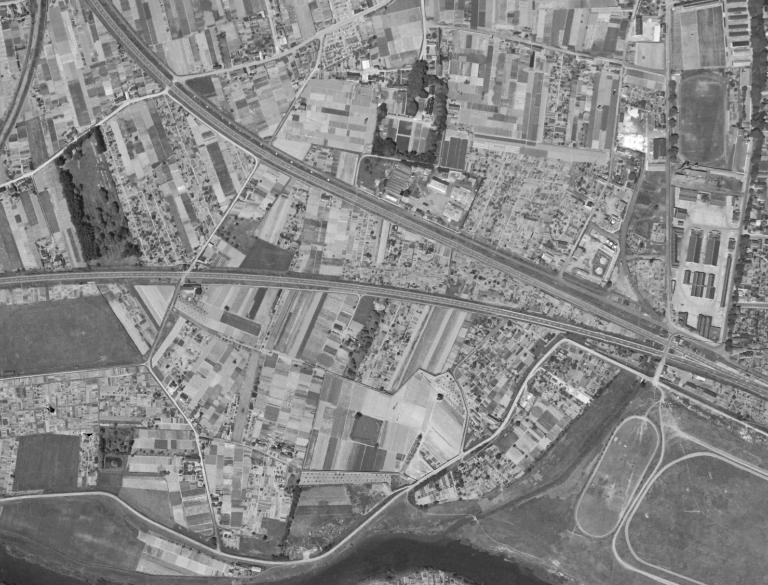 Vue aérienne verticale prise en 1949 : quartier nord du Cher (IGN - Géoportail) ; Vue aérienne prise en 1949 (IGN - Géoportail).
