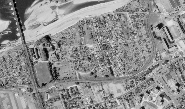Vue aérienne verticale prise en 1986 : quartier du prieuré Saint-Cosme (IGN - Géoportail).