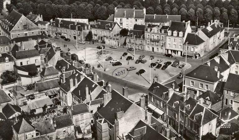 La place Sainte-Anne vers 1960 (Archives départementale d'Indre-et-Loire, 10Fi195-0051).