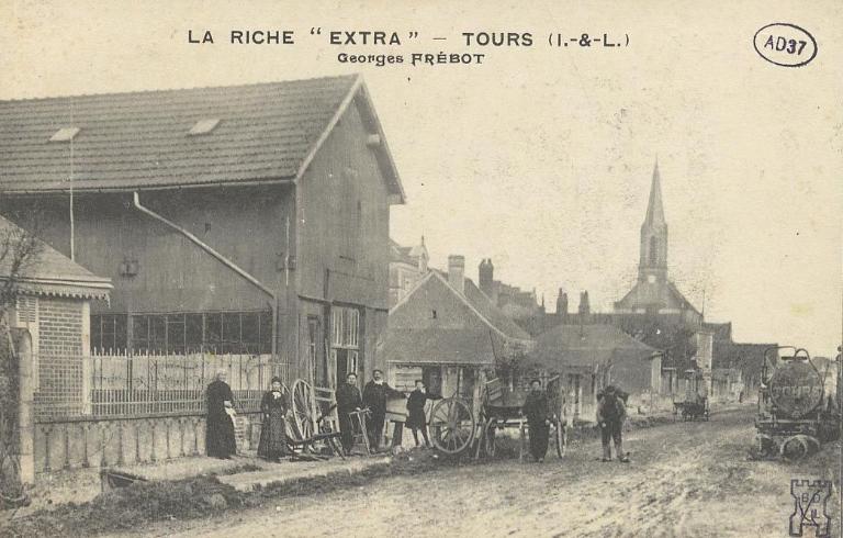 La Riche au début du 20e siècle ; La rue de la Mairie au début du 20e siècle (Archives départementales d'Indre-et-Loire).