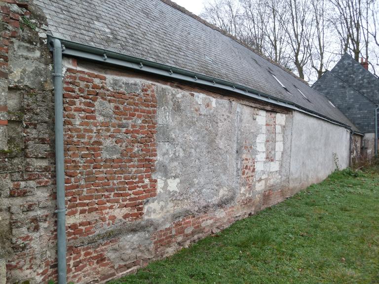 Vestige d'un portique de jardin (?) : longue sablière moulurée. .