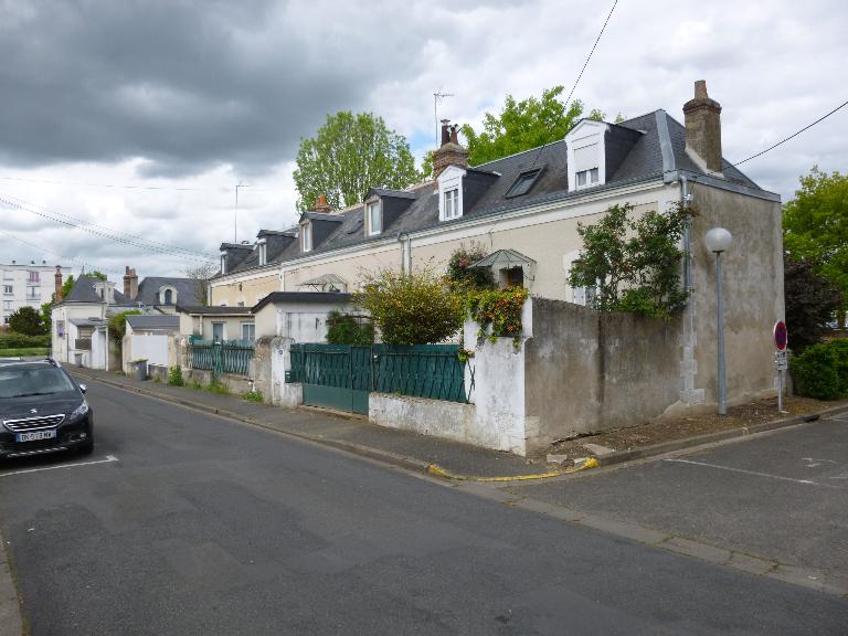 Vue de situation sud. ; Rue Etienne Martineau : maisons en série.