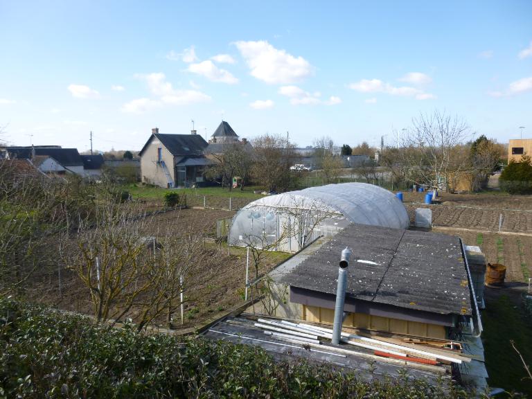 Depuis la levée du Cher : la chapelle des Minimes en arrière-plan. .