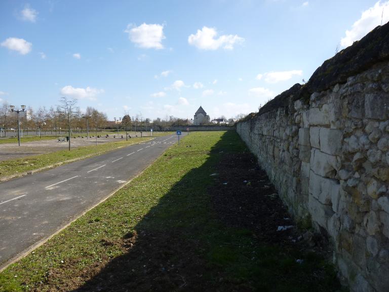 L'enclos des Minimes depuis le parking du centre commercial la Riche Soleil.