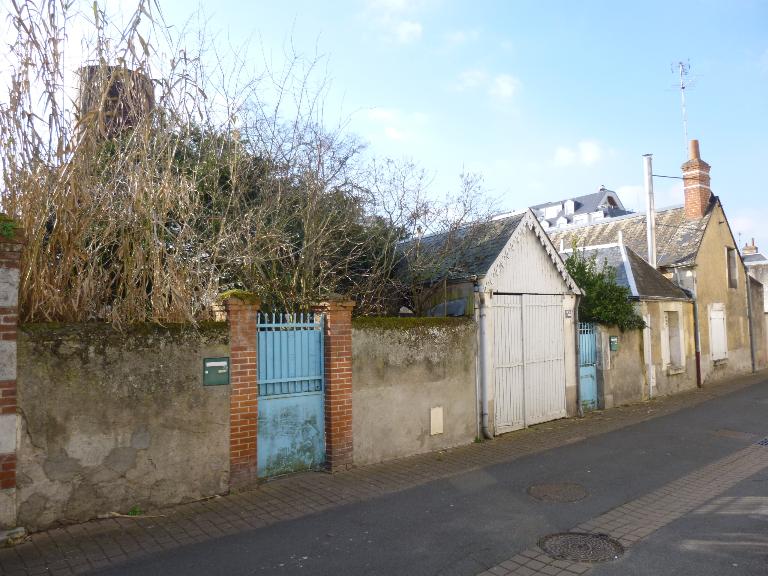 36-38 rue du Port (A l'arrière-plan, un château d'eau de maraîcher).