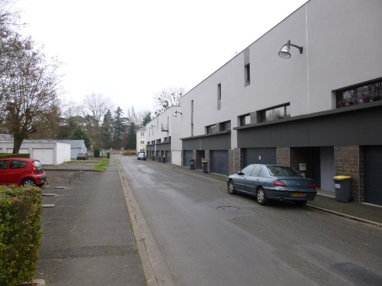 Construction contemporaine rue Louis XI à l'ouest du parc botanique de Tours en arrière plan.