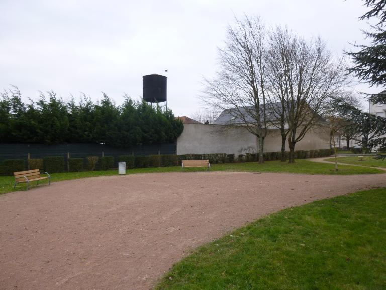Rue des Hautes-Marches : château-d'eau, emblématique témoin des activités maraichères.