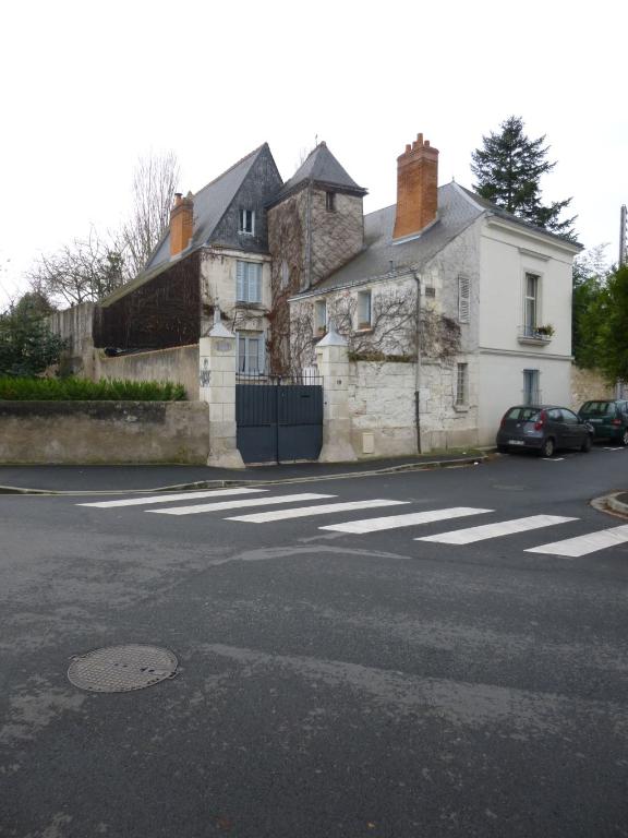 Vue depuis l'est. ; 19 rue du Doyenné.