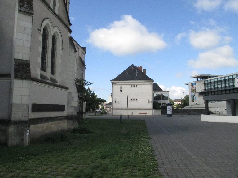 L'hôtel de ville depuis le flanc nord de l'église.