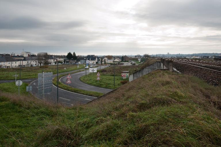 Saint-Cosme : au sud, en bordure de la voie ferrée.