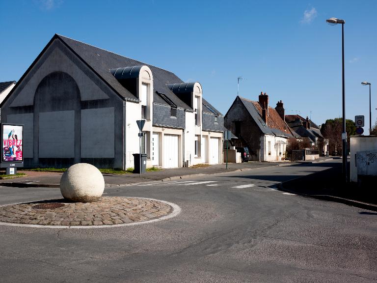 Rue des Hautes-Marches : au second plan, anciennes fermes.