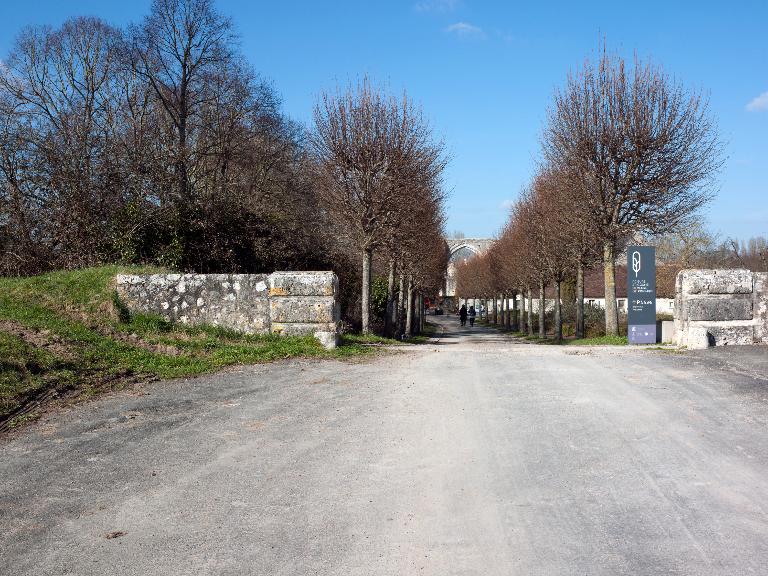 L'entrée du prieuré ; vue générale sud. .