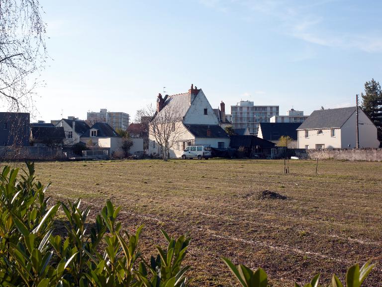 Vue sud ouest. ; Rare demeure du 16e siècle dans un vaste enclos à l'ouest de la Rabaterie .
