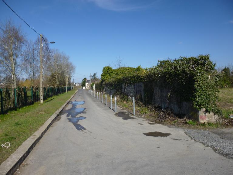Chemin des Tonnelles, vestiges du mur de clôture des jardins du Plessis. .