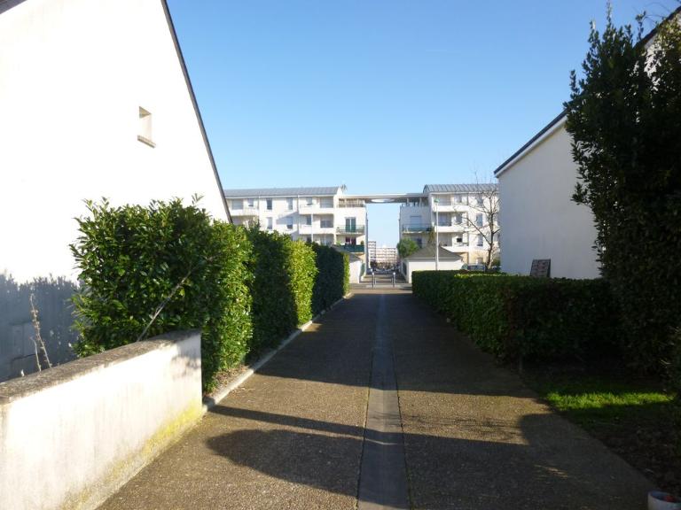 Allée menant par une percée Place de l'Europe.