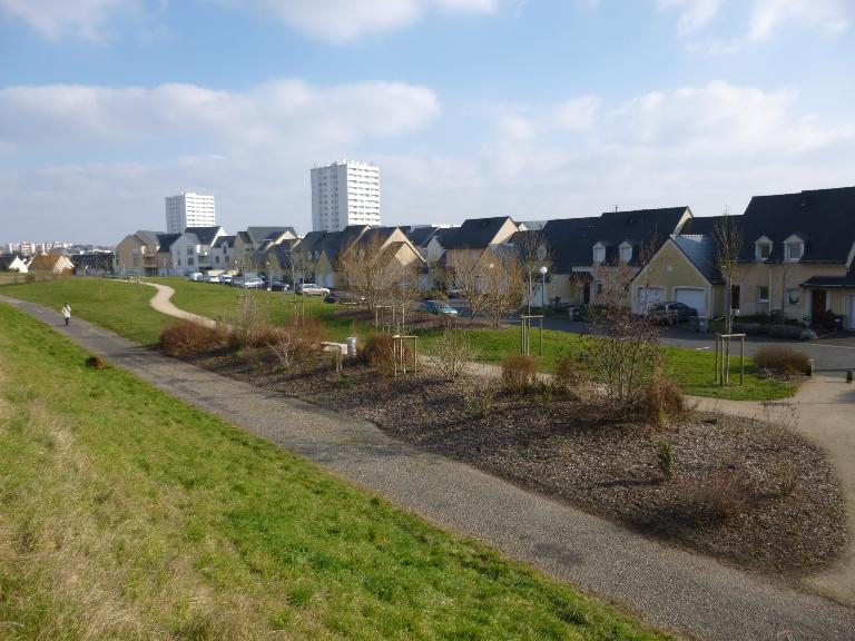 A l'emplacement des jardins de Saint-Cosme : l'allée de la Chevrette.