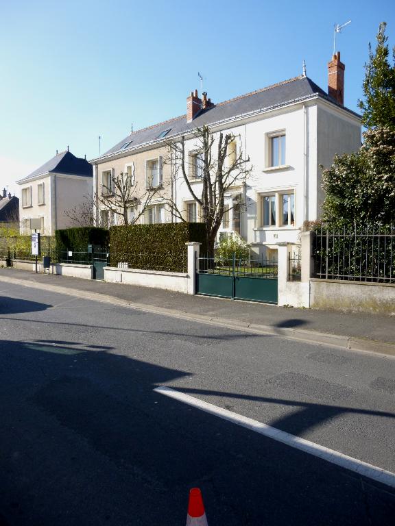Rue de la Mairie : maisons jumelées ; Rue de la Mairie : maisons du milieu du 20e siècle.