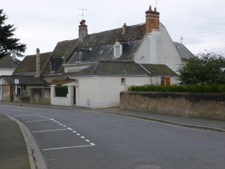 Vue d'une ferme depuis la rue du Plessis. ; Rue du Plessis : ferme.