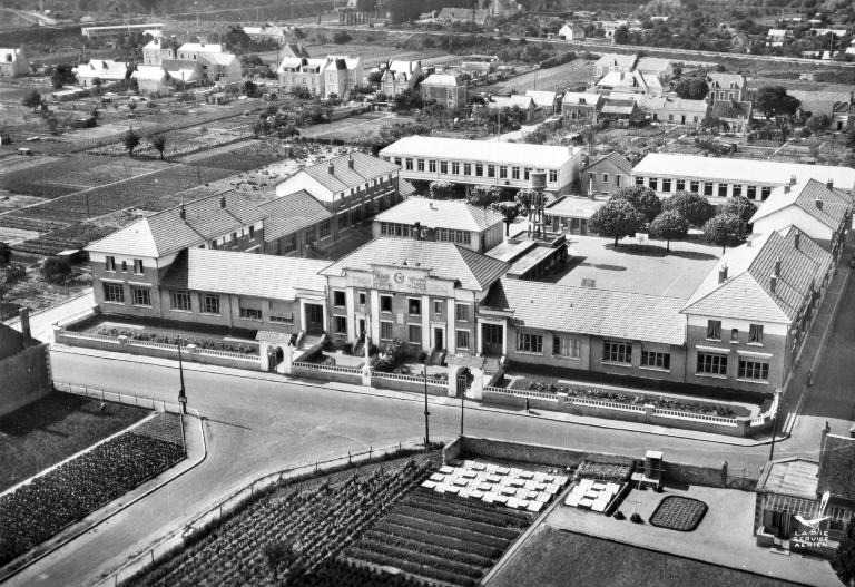 Vue aérienne du groupe scolaire vers 1960 ; Vue aérienne du groupe scolaire au milieu du 20e siècle. .