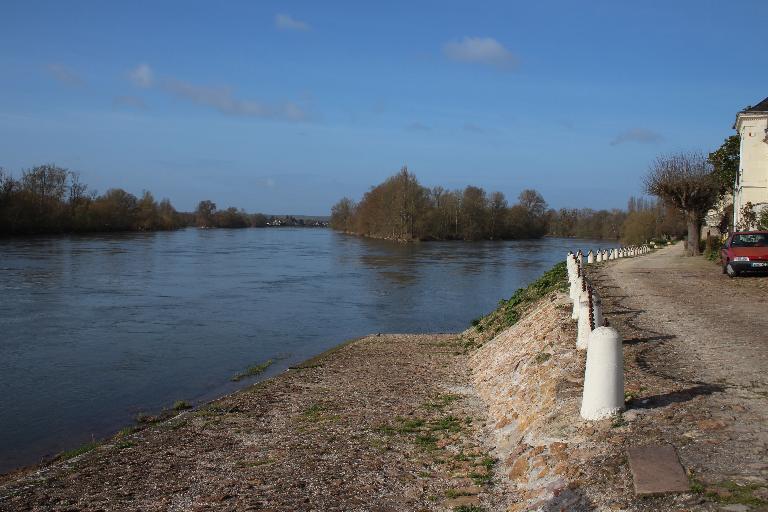 Quai et promenade de la Poissonnerie, projet d'établir un bateau lavoir, 26 janvier 1869. Mention de bascules à poissons et de la cale amont du pont Napoléon. (archives départementales d'Indre-et-Loire, S 2047).