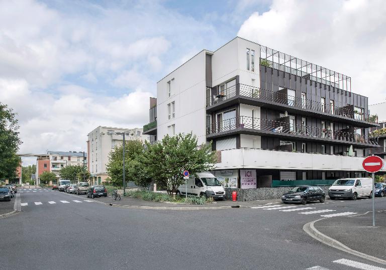 Dans l'axe de la rue François-Mitterrand : une perspective ; Rue François-Mitterrand, dans l'axe : perspective vers les immeubles de la résidence Marceau.