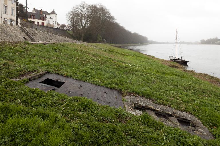 Viviers (milieu du XIXe siècle et seconde moitié du XXe siècle) sur le port de Châteauneuf. Ces viviers sont alimentés par une source (eau à 12° en permanence). Les compartiments mesurent environ 70 x 100 cm chacun. 