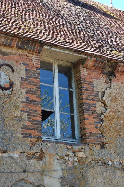 Encadrement de fenêtre et corniche en brique (17e - 18e siècle ?) à l'ancienne boulangerie de l'abbaye.