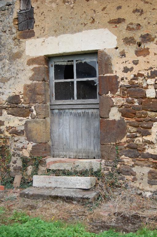 Mise en oeuvre et jambages d'une porte en roussard aux Aulnays.