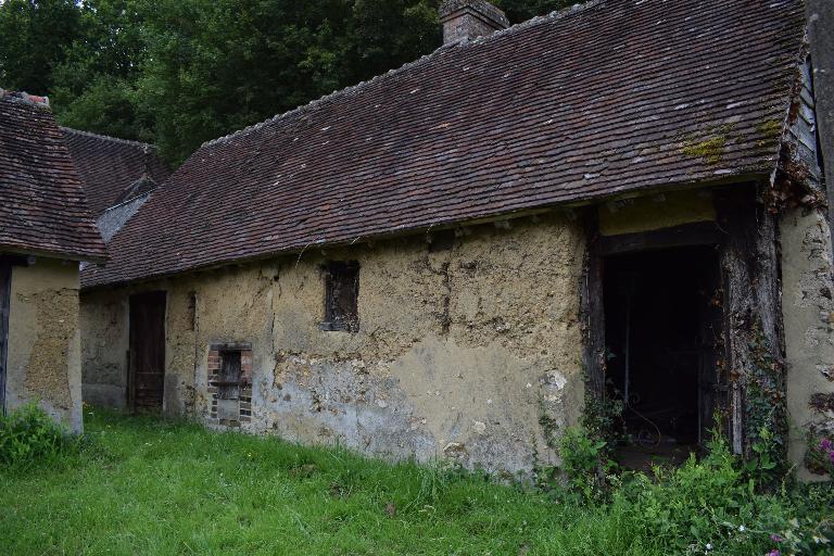 Bâtiment d'exploitation (fournil, toit à porcs et remise), vue d'ensemble de la façade principale.