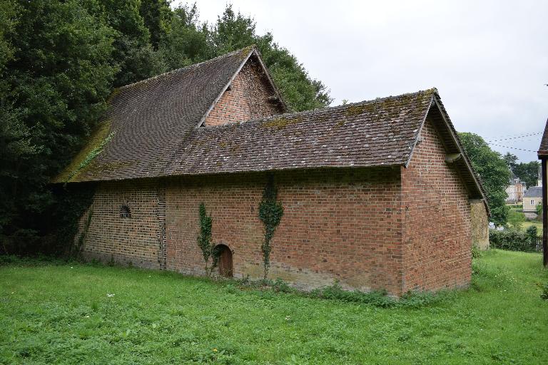 Écurie, étable et bergerie (?), façade postérieure vue depuis le nord-ouest.