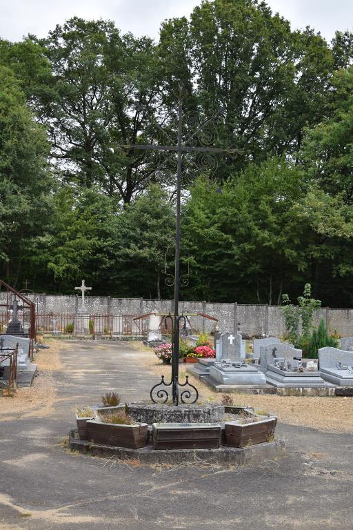 Croix monumentale du cimetière, vue générale depuis l'ouest.