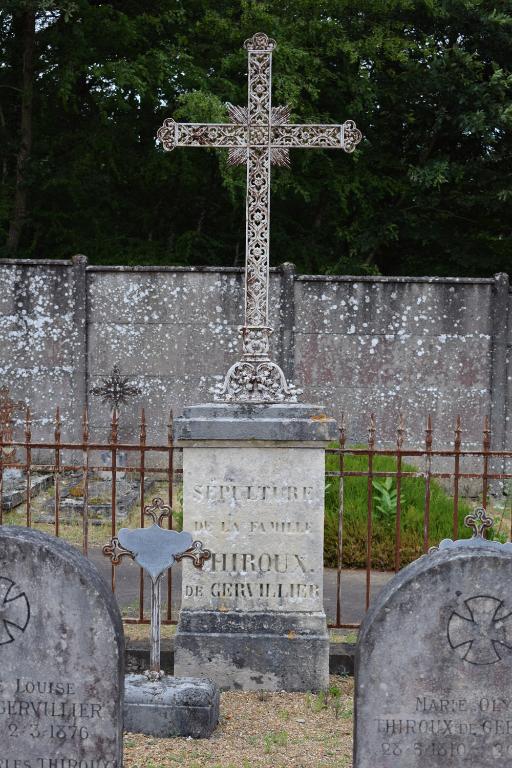 Sépulture de la famille Thiroux de Gervillier, vue de la croix monumentale.