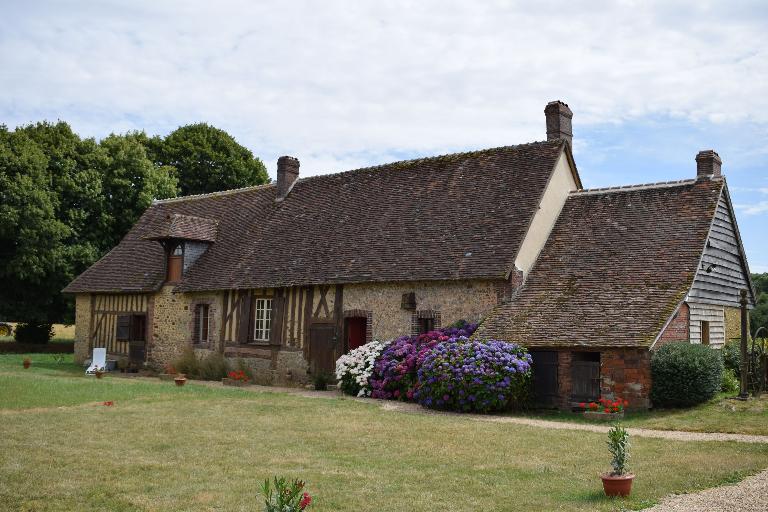 Ferme du Petit Essard, datée des années 1513-1514. ; Vue générale du bâtiment principal depuis le nord-ouest.