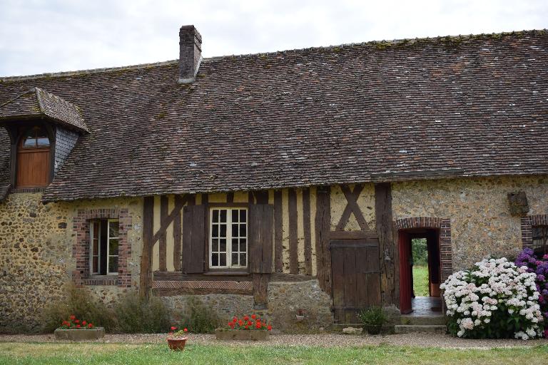 Bâtiment principal, vue de détail de la façade nord-ouest du logis.