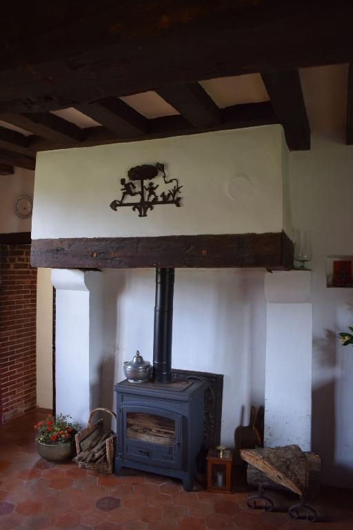 Vue de détail de la cheminée de la chambre.