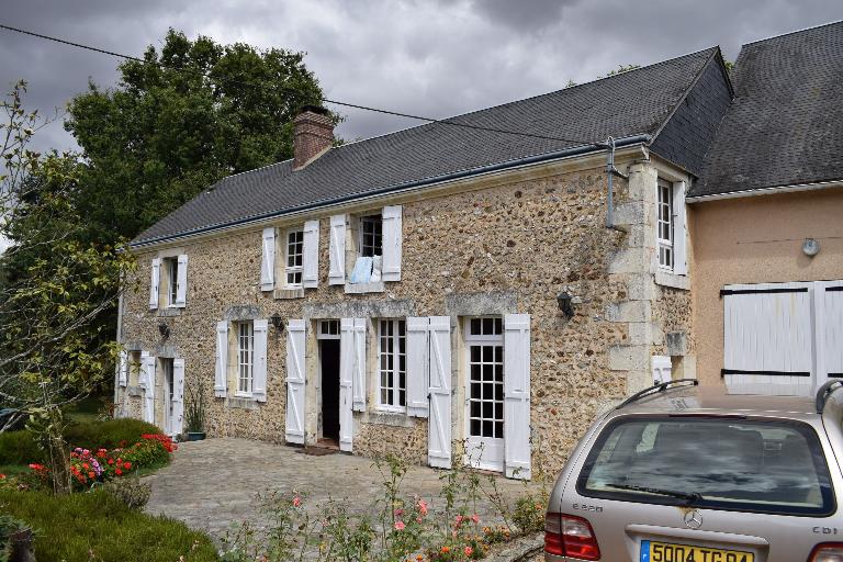 Façade principale de la partie ouest de la ferme de La Petite Girouardière. ; Vue générale de la partie nord-ouest de la ferme, depuis le sud.