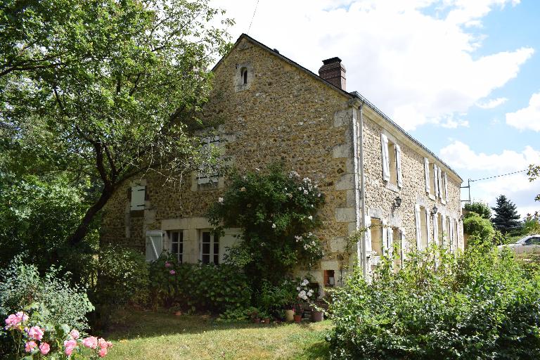 Vue générale de la ferme depuis l'ouest.