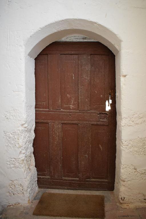 Logis-porte, intérieur, vue de la porte d'accès au cellier.