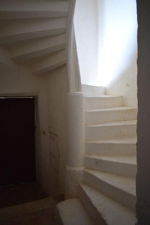 Logis-porte, intérieur, vue de l'escalier en vis en pierre.