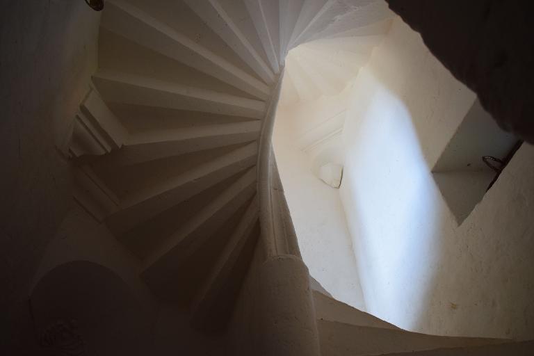 Logis-porte, intérieur, vue de dessous de l'escalier en vis en pierre.