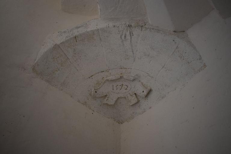 Logis-porte, intérieur, cul-de-lampe gravé de la date 1572.